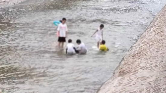吓人!郑州熊孩子扎推跳入有污染的景观河里“泡澡